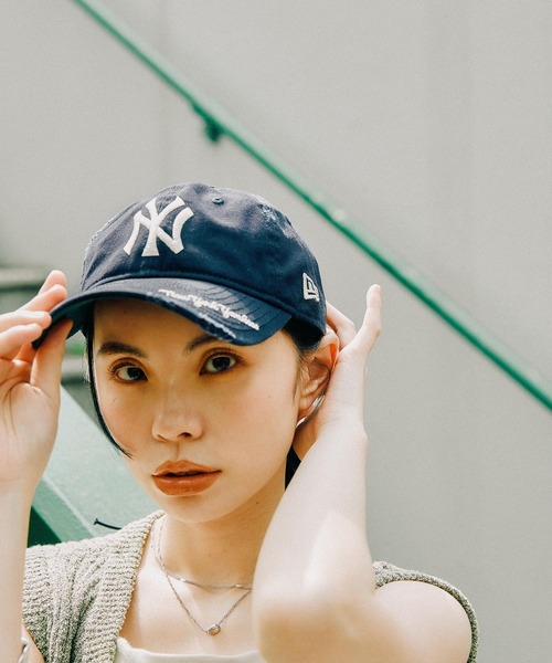 LEPSIM(レプシィム)の「【NEW ERA】ダメージ加工キャップ 617004(キャップ・レディース・アイボリー/ネイビー・ONE SIZE)」の1枚目の写真