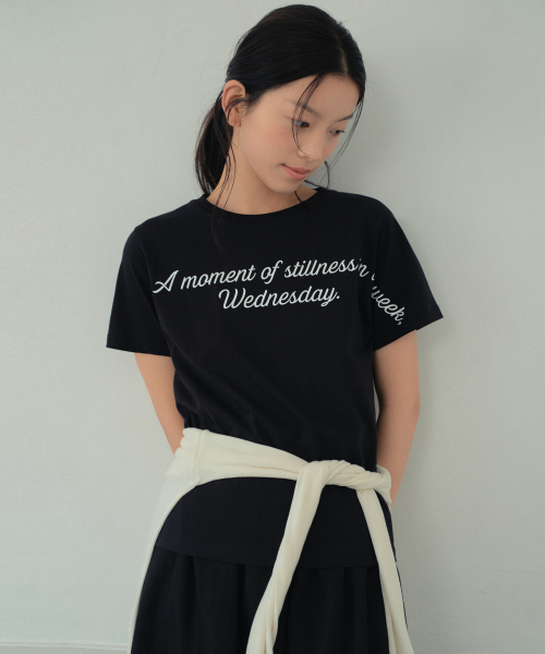 WEDNESDAYOASISFORWOMEN(ウェンズデー オアシス フォー ウーマン)の「ノートレタリングセミクロップ半袖Tシャツ_BLACK(W26TP21)(Tシャツ/カットソー・レディース・ブラック・FREE)」の1枚目の写真