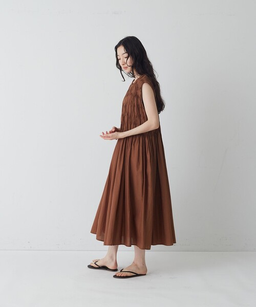 conges payes ADIEU TRISTESSE(コンジェ ペイエ アデュートリステス)の「インドハンドタックノースリーブワンピース(ワンピース・レディース・ブラック/ブラウン・38)」の13枚目の写真