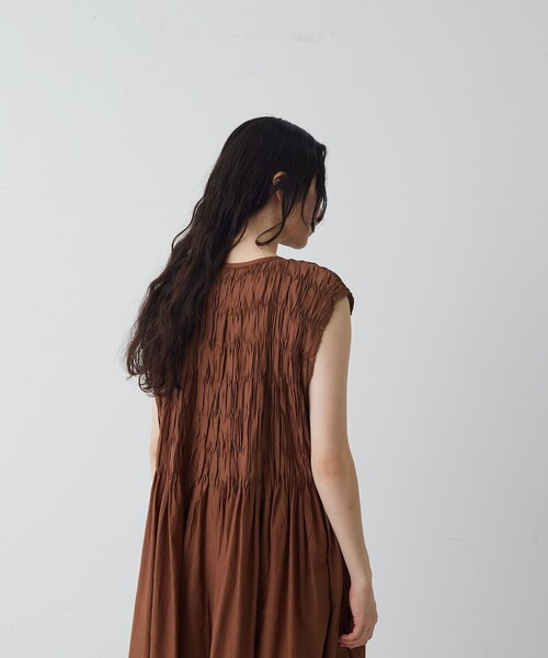 conges payes ADIEU TRISTESSE(コンジェ ペイエ アデュートリステス)の「インドハンドタックノースリーブワンピース(ワンピース・レディース・ブラック/ブラウン・38)」の7枚目の写真