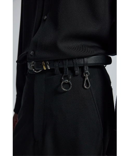 CINOH(チノ)の「UTILITY LEATHER BELT _ SILVER BUCKLE / GOLD - SILVER LOOPS(ベルト・レディース・ブラック・S/M/L)」の7枚目の写真