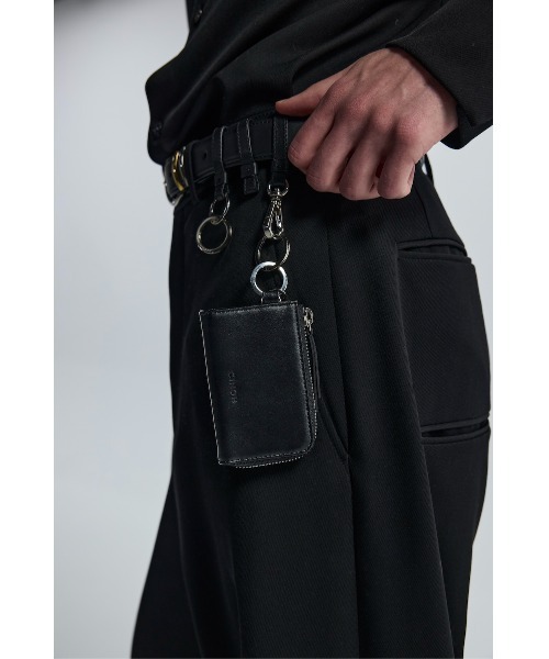 CINOH(チノ)の「UTILITY LEATHER BELT _ SILVER BUCKLE / GOLD - SILVER LOOPS(ベルト・レディース・ブラック・S/M/L)」の9枚目の写真