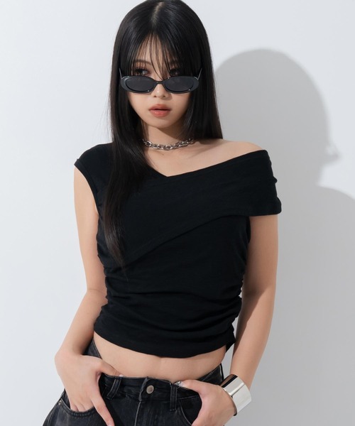 ANAP(アナップ)の「2WAY オフショル サイドギャザー クロストップス(Tシャツ/カットソー・レディース・ホワイト/ブラック/グレー/ブルー・F)」の2枚目の写真