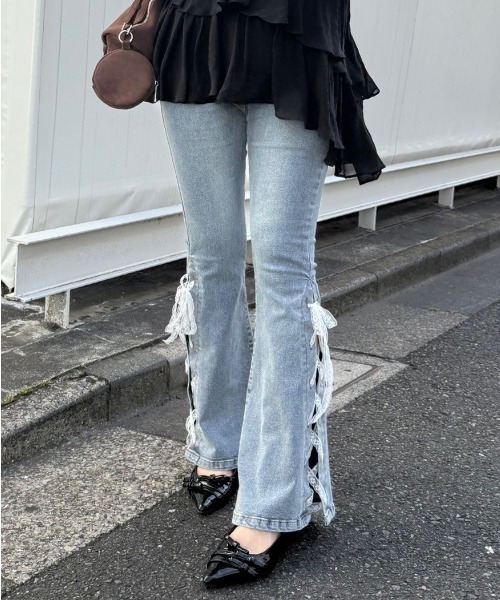 continuer de NICE CLAUP(コンティニューデナイスクラップ)の「圧倒的な美脚・脚長効果を叶える、レースアップフレアデニム(デニムパンツ・レディース・ブルー系その他/ブラック系その他・MEDIUM/SMALL)」の13枚目の写真