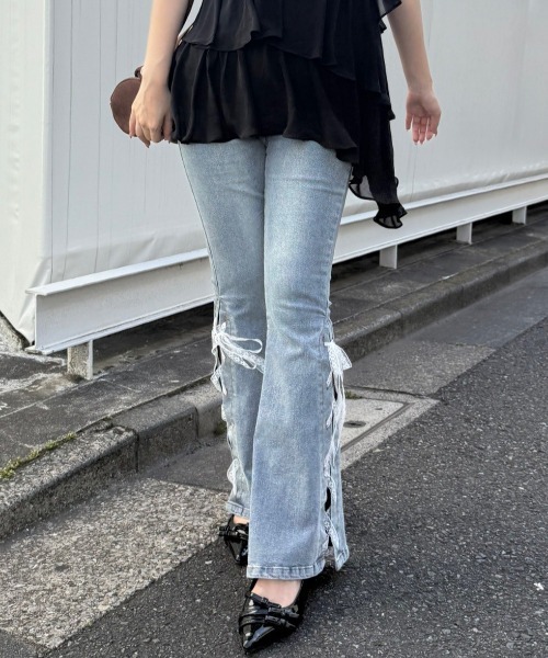 continuer de NICE CLAUP(コンティニューデナイスクラップ)の「圧倒的な美脚・脚長効果を叶える、レースアップフレアデニム(デニムパンツ・レディース・ブルー系その他/ブラック系その他・MEDIUM/SMALL)」の14枚目の写真