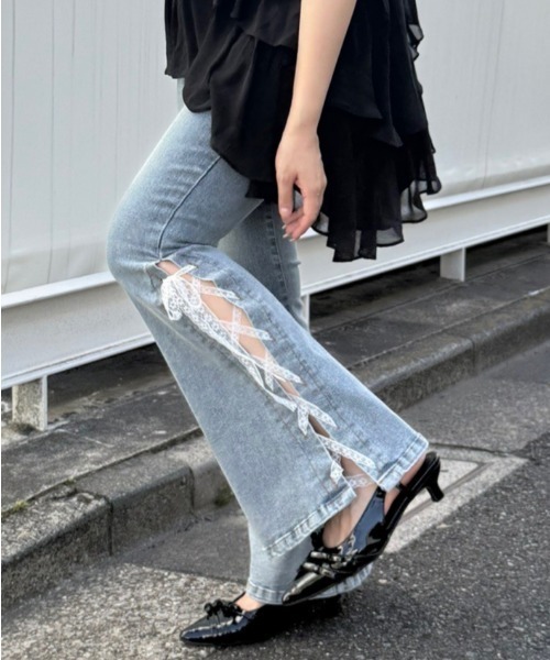 continuer de NICE CLAUP(コンティニューデナイスクラップ)の「圧倒的な美脚・脚長効果を叶える、レースアップフレアデニム(デニムパンツ・レディース・ブルー系その他/ブラック系その他・MEDIUM/SMALL)」の12枚目の写真