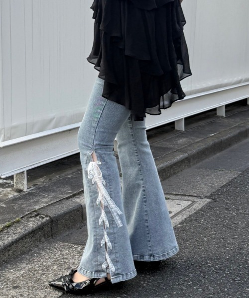 continuer de NICE CLAUP(コンティニューデナイスクラップ)の「圧倒的な美脚・脚長効果を叶える、レースアップフレアデニム(デニムパンツ・レディース・ブルー系その他/ブラック系その他・MEDIUM/SMALL)」の15枚目の写真