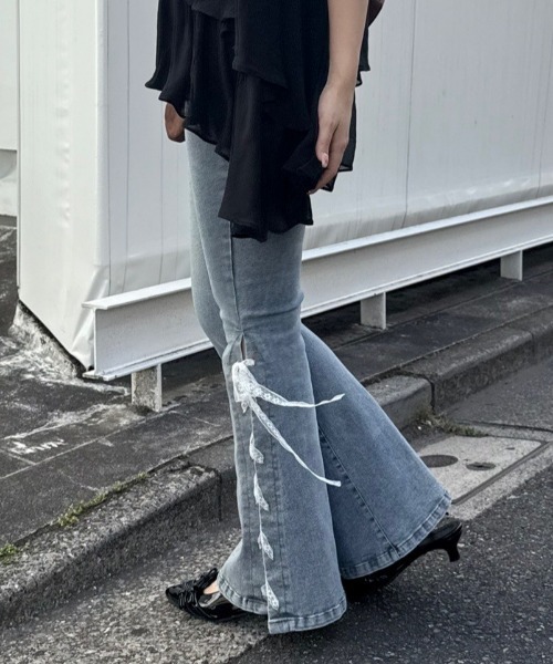 continuer de NICE CLAUP(コンティニューデナイスクラップ)の「圧倒的な美脚・脚長効果を叶える、レースアップフレアデニム(デニムパンツ・レディース・ブルー系その他/ブラック系その他・MEDIUM/SMALL)」の16枚目の写真