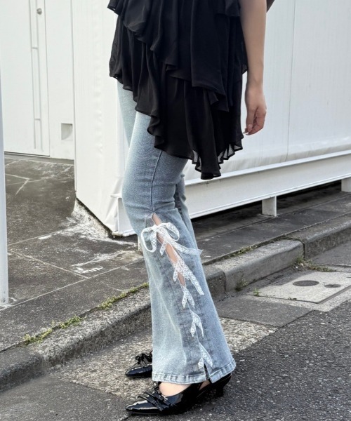 continuer de NICE CLAUP(コンティニューデナイスクラップ)の「圧倒的な美脚・脚長効果を叶える、レースアップフレアデニム(デニムパンツ・レディース・ブルー系その他/ブラック系その他・MEDIUM/SMALL)」の17枚目の写真