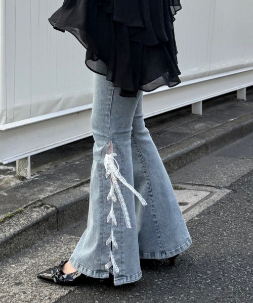 continuer de NICE CLAUP(コンティニューデナイスクラップ)の「圧倒的な美脚・脚長効果を叶える、レースアップフレアデニム(デニムパンツ・レディース・ブルー系その他/ブラック系その他・MEDIUM/SMALL)」の22枚目の写真
