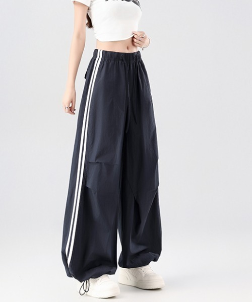 AMAJI（アマジ）の「2WAY 速乾 ハイウエスト カーゴパンツ（その他パンツ・レディース・ホワイト/ネイビー・SMALL/MEDIUM/LARGE/X-LARGE）」の2枚目の写真