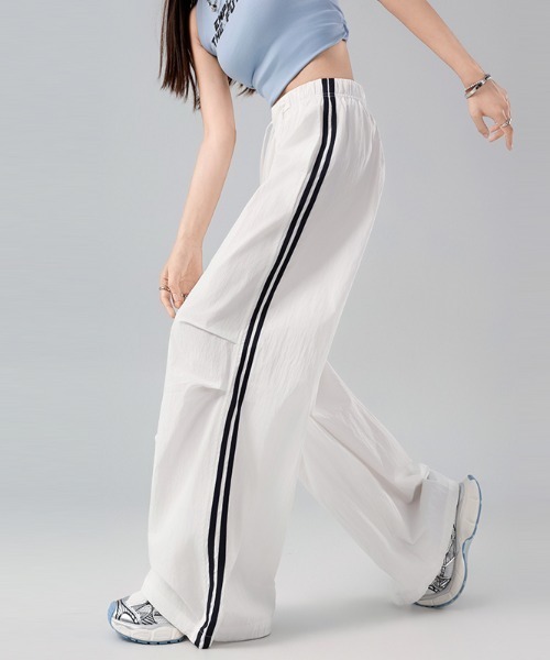AMAJI（アマジ）の「2WAY 速乾 ハイウエスト カーゴパンツ（その他パンツ・レディース・ホワイト/ネイビー・SMALL/MEDIUM/LARGE/X-LARGE）」の3枚目の写真