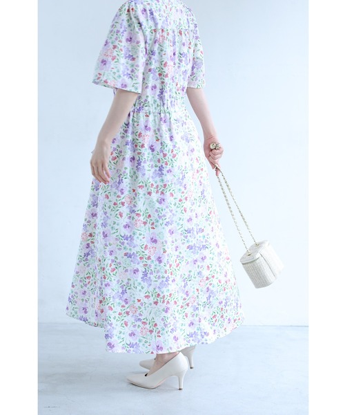 cawaii（カワイイ）の「初夏に揺れる花のイングリッシュガーデンロングワンピース（ワンピース・レディース・パープル・FREE）」の4枚目の写真