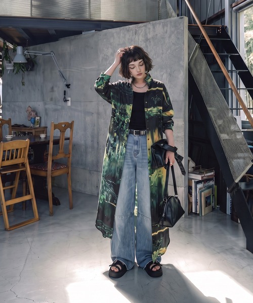 antiqua(アンティカ)の「アート柄 ロング シャツワンピース(シャツワンピース・レディース・グリーン系その他・ONESIZE)」の2枚目の写真
