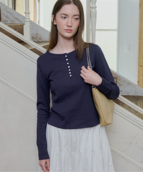 GIUNON(ジウノン)の「henley neck scallop long-t / ヘンリーネックスカラップロンT(Tシャツ/カットソー・レディース・グレー/ホワイト/ブラック/ネイビー/ミント・FREE)」の5枚目の写真