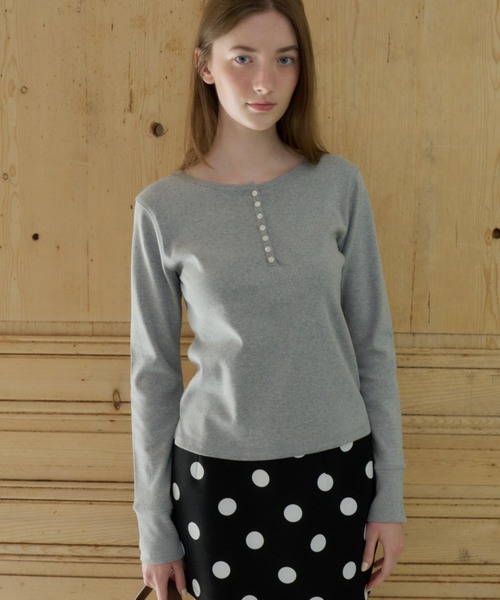 GIUNON(ジウノン)の「henley neck scallop long-t / ヘンリーネックスカラップロンT(Tシャツ/カットソー・レディース・グレー/ホワイト/ブラック/ネイビー/ミント・FREE)」の1枚目の写真