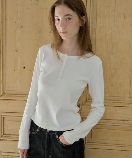 GIUNON(ジウノン)の「henley neck scallop long-t / ヘンリーネックスカラップロンT(Tシャツ/カットソー・レディース・グレー/ホワイト/ブラック/ネイビー/ミント・FREE)」の2枚目の写真
