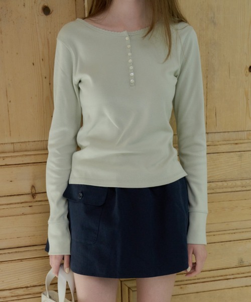 GIUNON(ジウノン)の「henley neck scallop long-t / ヘンリーネックスカラップロンT(Tシャツ/カットソー・レディース・グレー/ホワイト/ブラック/ネイビー/ミント・FREE)」の4枚目の写真