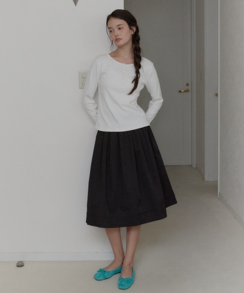 GIUNON(ジウノン)の「henley neck scallop long-t / ヘンリーネックスカラップロンT(Tシャツ/カットソー・レディース・グレー/ホワイト/ブラック/ネイビー/ミント・FREE)」の14枚目の写真