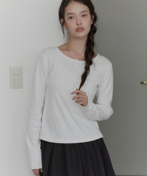GIUNON(ジウノン)の「henley neck scallop long-t / ヘンリーネックスカラップロンT(Tシャツ/カットソー・レディース・グレー/ホワイト/ブラック/ネイビー/ミント・FREE)」の16枚目の写真