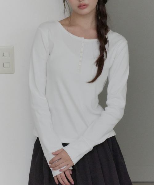 GIUNON(ジウノン)の「henley neck scallop long-t / ヘンリーネックスカラップロンT(Tシャツ/カットソー・レディース・グレー/ホワイト/ブラック/ネイビー/ミント・FREE)」の17枚目の写真