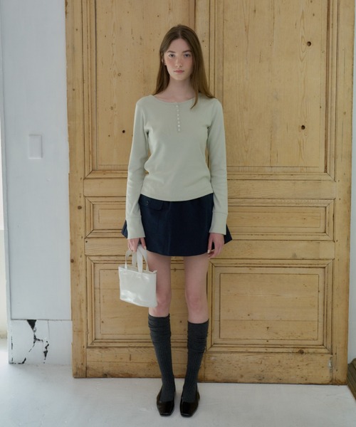 GIUNON(ジウノン)の「henley neck scallop long-t / ヘンリーネックスカラップロンT(Tシャツ/カットソー・レディース・グレー/ホワイト/ブラック/ネイビー/ミント・FREE)」の6枚目の写真