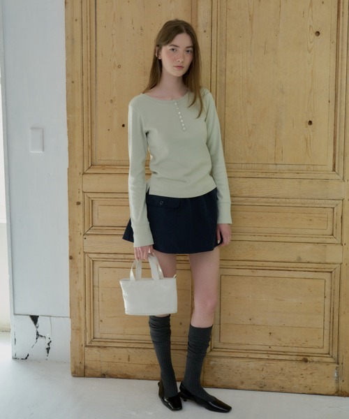 GIUNON(ジウノン)の「henley neck scallop long-t / ヘンリーネックスカラップロンT(Tシャツ/カットソー・レディース・グレー/ホワイト/ブラック/ネイビー/ミント・FREE)」の7枚目の写真