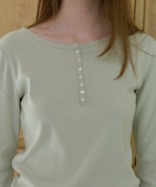 GIUNON(ジウノン)の「henley neck scallop long-t / ヘンリーネックスカラップロンT(Tシャツ/カットソー・レディース・グレー/ホワイト/ブラック/ネイビー/ミント・FREE)」の11枚目の写真
