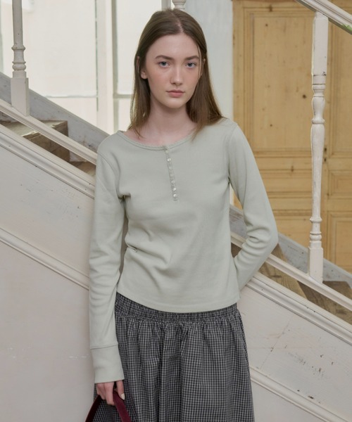 GIUNON(ジウノン)の「henley neck scallop long-t / ヘンリーネックスカラップロンT(Tシャツ/カットソー・レディース・グレー/ホワイト/ブラック/ネイビー/ミント・FREE)」の20枚目の写真