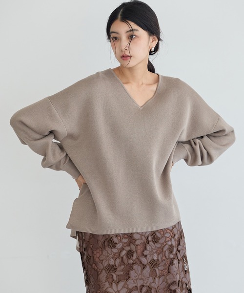 YECCA VECCA(イェッカヴェッカ)の「Vネック配色デザインニット(ニット/セーター・レディース・モカ/パープル/ブラック・FREE)」の1枚目の写真