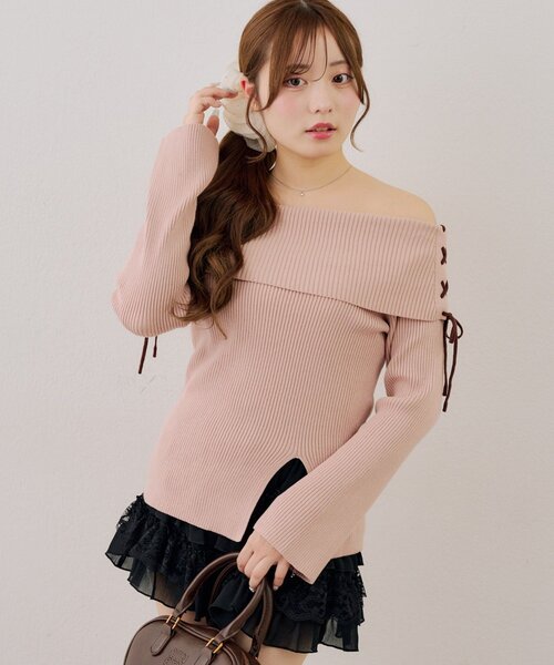 continuer de NICE CLAUP（コンティニューデナイスクラップ）の「レースアップオフショルニット（ニット/セーター・レディース・ブラック/アイボリー/ピンク・FREE）」の4枚目の写真