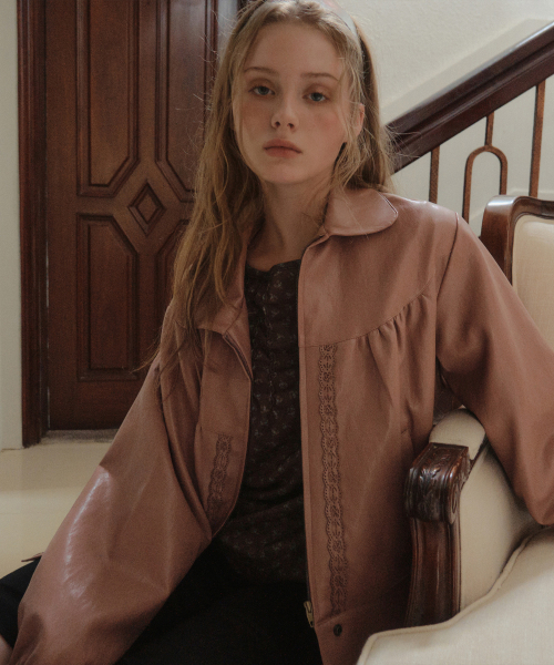 OURNOSTALGIA(アワー ノスタルジア)の「Annette Shirring Leather Jacket_Dusty Pink(OB6OT06)(ライダースジャケット・レディース・ピンク・FREE)」の2枚目の写真