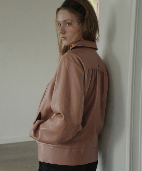 OURNOSTALGIA(アワー ノスタルジア)の「Annette Shirring Leather Jacket_Dusty Pink(OB6OT06)(ライダースジャケット・レディース・ピンク・FREE)」の4枚目の写真