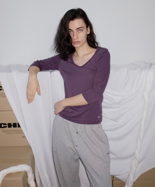 CHICKS(チックス)の「Vネック 7分袖 スリムTシャツ パープル(Tシャツ/カットソー・レディース・パープル・ONE SIZE)」の2枚目の写真