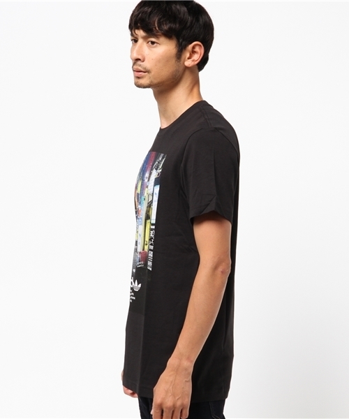 adidas（アディダス）の「オリジナルス Tシャツ[STREET PHOTO TEE]（Tシャツ/カットソー・メンズ・ブラック/ホワイト・SMALL/LARGE/X-LARGE/XX-LARGE/X-SMALL/MEDIUM/XXX-LARGE）」の3枚目の写真