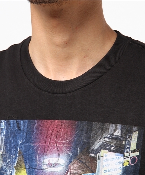 adidas（アディダス）の「オリジナルス Tシャツ[STREET PHOTO TEE]（Tシャツ/カットソー・メンズ・ブラック/ホワイト・SMALL/LARGE/X-LARGE/XX-LARGE/X-SMALL/MEDIUM/XXX-LARGE）」の5枚目の写真