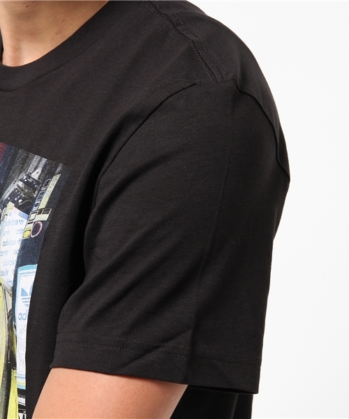 adidas（アディダス）の「オリジナルス Tシャツ[STREET PHOTO TEE]（Tシャツ/カットソー・メンズ・ブラック/ホワイト・SMALL/LARGE/X-LARGE/XX-LARGE/X-SMALL/MEDIUM/XXX-LARGE）」の6枚目の写真
