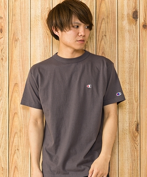 Champion(チャンピオン)の「ワンポイントクルーネックTシャツ(Tシャツ/カットソー・メンズ・ホワイト/レッド/ネイビー/オレンジ/グレー/チャコールグレー/ワイン/ゴールド/ロイヤルブルー/ブラック/カーキ/ターコイズブルー/アーミー・SMALL/X-LARGE/MEDIUM/LARGE)」の4枚目の写真