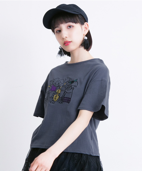 MERLOT(メルロー)の「オーケストラ柄クロップドTシャツ0527(Tシャツ/カットソー・レディース・オフホワイト/グレー・FREE)」の2枚目の写真