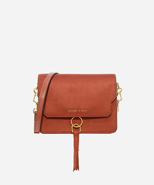 CHARLES & KEITH（チャールズ & キース）の「タッセルディテールショルダーバッグ / TASSEL-DETAIL SHOULDER BAG（ショルダーバッグ・レディース・レンガ/ブラック/アイボリー・S）」の3枚目の写真