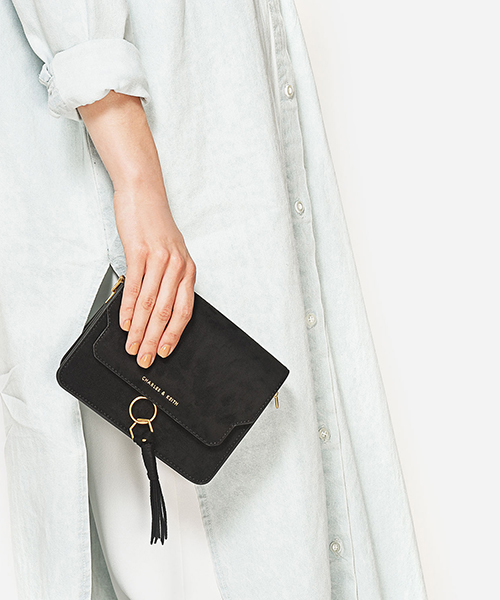 CHARLES & KEITH（チャールズ & キース）の「タッセルディテールショルダーバッグ / TASSEL-DETAIL SHOULDER BAG（ショルダーバッグ・レディース・レンガ/ブラック/アイボリー・S）」の4枚目の写真