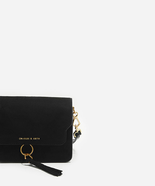 CHARLES & KEITH（チャールズ & キース）の「タッセルディテールショルダーバッグ / TASSEL-DETAIL SHOULDER BAG（ショルダーバッグ・レディース・レンガ/ブラック/アイボリー・S）」の5枚目の写真