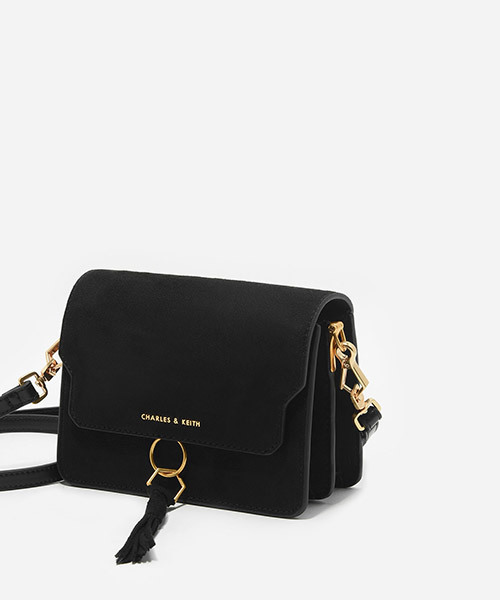 CHARLES & KEITH（チャールズ & キース）の「タッセルディテールショルダーバッグ / TASSEL-DETAIL SHOULDER BAG（ショルダーバッグ・レディース・レンガ/ブラック/アイボリー・S）」の6枚目の写真