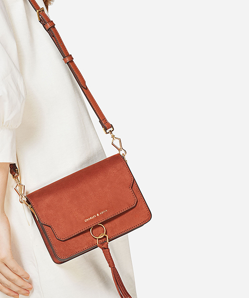 CHARLES & KEITH（チャールズ & キース）の「タッセルディテールショルダーバッグ / TASSEL-DETAIL SHOULDER BAG（ショルダーバッグ・レディース・レンガ/ブラック/アイボリー・S）」の8枚目の写真