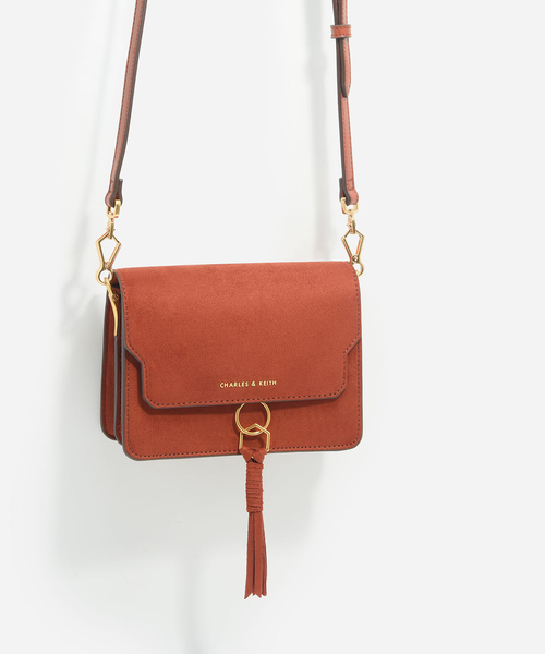 CHARLES & KEITH（チャールズ & キース）の「タッセルディテールショルダーバッグ / TASSEL-DETAIL SHOULDER BAG（ショルダーバッグ・レディース・レンガ/ブラック/アイボリー・S）」の9枚目の写真