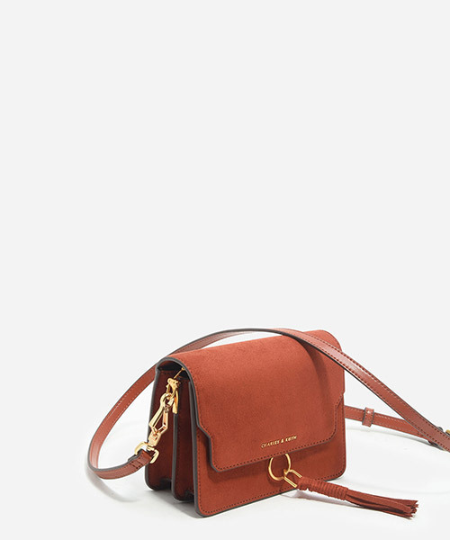 CHARLES & KEITH（チャールズ & キース）の「タッセルディテールショルダーバッグ / TASSEL-DETAIL SHOULDER BAG（ショルダーバッグ・レディース・レンガ/ブラック/アイボリー・S）」の10枚目の写真