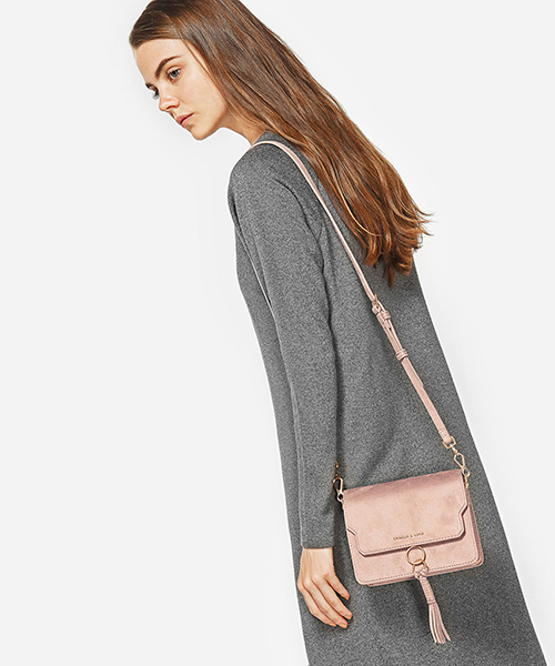 CHARLES & KEITH（チャールズ & キース）の「タッセルディテールショルダーバッグ / TASSEL-DETAIL SHOULDER BAG（ショルダーバッグ・レディース・レンガ/ブラック/アイボリー・S）」の12枚目の写真