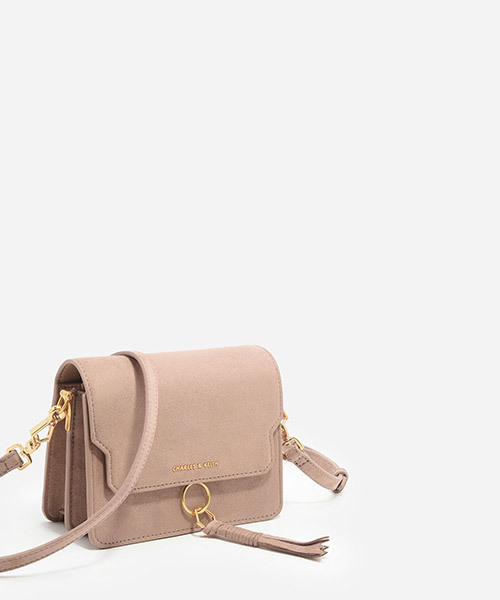 CHARLES & KEITH（チャールズ & キース）の「タッセルディテールショルダーバッグ / TASSEL-DETAIL SHOULDER BAG（ショルダーバッグ・レディース・レンガ/ブラック/アイボリー・S）」の13枚目の写真