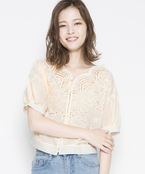 SY3(エスワイスリー)の「【コットン100%】刺繍スカラップレースブラウス(シャツ/ブラウス・レディース・ホワイト/ベージュ・ONESIZE)」の1枚目の写真