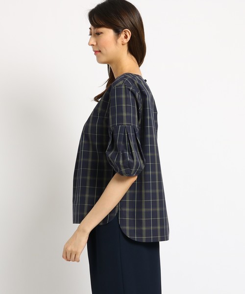Sunauna(スーナウーナ)の「【洗える】タックスリーブチェックブラウス(シャツ/ブラウス・レディース・ベージュ/ネイビー・34/38/40)」の5枚目の写真
